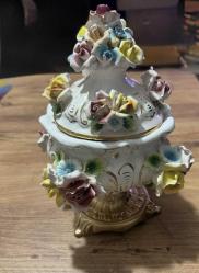 ANTİKA BAROK PORSELEN KAPAKLI PİRİNÇ AYAKLI ŞEKERLİK / BİSKÜVİLİK – EL YAPIMI ÇİÇEK FİGÜRLÜ El boyaması ve kabartma çiçek detaylarıyla süslenmiş, oldukça zarif görünüme sahip kapaklı Pirinç ayaklı porselen şekerlik / bisküvilik. Porselen El yapımı çiçek aplikeleri, el boyama detaylar Klasik / Barok / Capodimonte Kapağında ufak atık var rahatsız edici değil Kapaklı 26 cm Kapaksız 15 cm Ağız çapı 15 cm