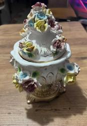 ANTİKA BAROK PORSELEN KAPAKLI PİRİNÇ AYAKLI ŞEKERLİK / BİSKÜVİLİK – EL YAPIMI ÇİÇEK FİGÜRLÜ El boyaması ve kabartma çiçek detaylarıyla süslenmiş, oldukça zarif görünüme sahip kapaklı Pirinç ayaklı porselen şekerlik / bisküvilik. Porselen El yapımı çiçek aplikeleri, el boyama detaylar Klasik / Barok / Capodimonte Kapağında ufak atık var rahatsız edici değil Kapaklı 26 cm Kapaksız 15 cm Ağız çapı 15 cm