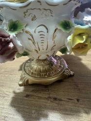 ANTİKA BAROK PORSELEN KAPAKLI PİRİNÇ AYAKLI ŞEKERLİK / BİSKÜVİLİK – EL YAPIMI ÇİÇEK FİGÜRLÜ El boyaması ve kabartma çiçek detaylarıyla süslenmiş, oldukça zarif görünüme sahip kapaklı Pirinç ayaklı porselen şekerlik / bisküvilik. Porselen El yapımı çiçek aplikeleri, el boyama detaylar Klasik / Barok / Capodimonte Kapağında ufak atık var rahatsız edici değil Kapaklı 26 cm Kapaksız 15 cm Ağız çapı 15 cm