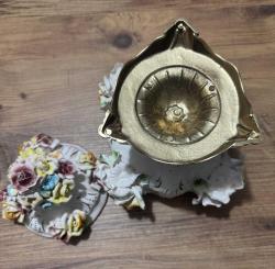 ANTİKA BAROK PORSELEN KAPAKLI PİRİNÇ AYAKLI ŞEKERLİK / BİSKÜVİLİK – EL YAPIMI ÇİÇEK FİGÜRLÜ El boyaması ve kabartma çiçek detaylarıyla süslenmiş, oldukça zarif görünüme sahip kapaklı Pirinç ayaklı porselen şekerlik / bisküvilik. Porselen El yapımı çiçek aplikeleri, el boyama detaylar Klasik / Barok / Capodimonte Kapağında ufak atık var rahatsız edici değil Kapaklı 26 cm Kapaksız 15 cm Ağız çapı 15 cm