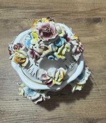 ANTİKA BAROK PORSELEN KAPAKLI PİRİNÇ AYAKLI ŞEKERLİK / BİSKÜVİLİK – EL YAPIMI ÇİÇEK FİGÜRLÜ El boyaması ve kabartma çiçek detaylarıyla süslenmiş, oldukça zarif görünüme sahip kapaklı Pirinç ayaklı porselen şekerlik / bisküvilik. Porselen El yapımı çiçek aplikeleri, el boyama detaylar Klasik / Barok / Capodimonte Kapağında ufak atık var rahatsız edici değil Kapaklı 26 cm Kapaksız 15 cm Ağız çapı 15 cm