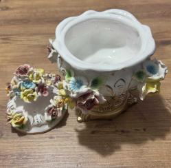 ANTİKA BAROK PORSELEN KAPAKLI PİRİNÇ AYAKLI ŞEKERLİK / BİSKÜVİLİK – EL YAPIMI ÇİÇEK FİGÜRLÜ El boyaması ve kabartma çiçek detaylarıyla süslenmiş, oldukça zarif görünüme sahip kapaklı Pirinç ayaklı porselen şekerlik / bisküvilik. Porselen El yapımı çiçek aplikeleri, el boyama detaylar Klasik / Barok / Capodimonte Kapağında ufak atık var rahatsız edici değil Kapaklı 26 cm Kapaksız 15 cm Ağız çapı 15 cm