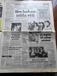 Hürriyet Gazetesi - Turkish Newspaper - 14 Aralık 1981 - polonya'daki gizli Sovyet üsleri alarma geçirildi - Polonya'da Ordu yönetimi el koydu tutuklamalar başladı - Walesa'ya ne oldu - Polonyalı turistler Walesa için ağladı Fotoğrafı - Papa dünyayı Polonya için duaya çağırdı - Polonya'da ilk tutuklananlar arasında Komünist partisinin eski başkanı Gierek de var - Beş bakan istifa etti - THKPC Dev Sol Kurtuluş Türkiye Devrimci Komünist Partisi üyesi 102 militan yakalandı - güzel Farrah Fawcett evlilik yolunda Fotoğrafı - Altan Poyraz İstanbul radyosu müdür muavinliğine atandı - Ahmet Özhan Mevlana törenlerinde ayinhanlık yapıyor Fotoğrafı - Kenan Evren Galatasaray Lisesi'nin 500. Kuruluş yıl dönümü törenlerine katılıyor - Hülya Koçyiğit Müjde Ar Zerrin Egeliler bebek parkta - Muazzez Abacı Mehmet Ali Erbil Erol Evgin büyük Maksimde - Ümit Besen Taksim Lalezar'da - Oba restoranda Necdet Tokatlıoğlu - Galatasaray 0 Altay 0 - Fenerbahçe yine lider - voleybolda Eczacıbaşı zaferi