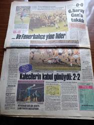 Hürriyet Gazetesi - Turkish Newspaper - 14 Aralık 1981 - polonya'daki gizli Sovyet üsleri alarma geçirildi - Polonya'da Ordu yönetimi el koydu tutuklamalar başladı - Walesa'ya ne oldu - Polonyalı turistler Walesa için ağladı Fotoğrafı - Papa dünyayı Polonya için duaya çağırdı - Polonya'da ilk tutuklananlar arasında Komünist partisinin eski başkanı Gierek de var - Beş bakan istifa etti - THKPC Dev Sol Kurtuluş Türkiye Devrimci Komünist Partisi üyesi 102 militan yakalandı - güzel Farrah Fawcett evlilik yolunda Fotoğrafı - Altan Poyraz İstanbul radyosu müdür muavinliğine atandı - Ahmet Özhan Mevlana törenlerinde ayinhanlık yapıyor Fotoğrafı - Kenan Evren Galatasaray Lisesi'nin 500. Kuruluş yıl dönümü törenlerine katılıyor - Hülya Koçyiğit Müjde Ar Zerrin Egeliler bebek parkta - Muazzez Abacı Mehmet Ali Erbil Erol Evgin büyük Maksimde - Ümit Besen Taksim Lalezar'da - Oba restoranda Necdet Tokatlıoğlu - Galatasaray 0 Altay 0 - Fenerbahçe yine lider - voleybolda Eczacıbaşı zaferi