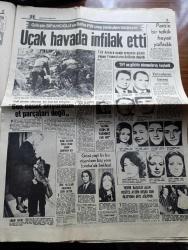 Hürriyet Gazetesi - Turkish Newspaper - 4 Mart 1974 - THY'NİN Londra'ya giden uçağı Paris'te ormana düştü 346 ölü var - tarihin en büyük ve en korkunç uçak kazası  - yabancı ajanslara göre sabotaj cesetler paramparça Fotoğrafı - Kanlı orman ormanlıktan çıkmıştı Fotoğrafı - uçakta az sayıda Türk vardı ölenlerin çoğu paris'ten binen ingilizlerdi - korkunç kazada parça parça olan THY DC 10 Ankara uçağından geriye pek bir şey kalmadı Fotoğrafı - THY en güzel elemanları Oral Ulusman Nejat Berköz Ertan Özer ve Hayri Tezcan'ı kaybetti - düşen uçağı kaçıran İngiliz Rugby takımı şampanya içti - yerini başkası alan hostes Ayşen Gigat keşke Ben ölseydim diyor fotoğraf - Bebek Maksimde Behiye Aksoy Ayhan Işık Müjdat Gezen Nil Burak ve Selma Güneri - Gönül Yazar Murat Soydan Ayten Alpman Cilalı İbo Nükhet Duru çakıl gazinosunda - Akbank Kadıköy şubesi açılıyor - Bu da Fenerbahçe'nin Galatasaray'a balyoz gibi yumruğu 2 1 Fotoğrafı - Fenerbahçe'nin feveranı Birch'ün intiharı yazan Gündüz Kılıç
