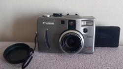 VİNTAGE JAPON ÜRETİMİ CANON POWER SHOT G1. DİJİTAL FOTOĞRAF MAKİNESİ.  DERİ KILIFLI.  TEST EDİLMEDİĞİ İÇİN ÇALIŞIP ÇALIŞMADIĞINI BİLMİYORUM. TÜM FONKSİYONLARI TEMİZ.  KOLEKSİYONLUK