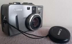 VİNTAGE JAPON ÜRETİMİ CANON POWER SHOT G1. DİJİTAL FOTOĞRAF MAKİNESİ.  DERİ KILIFLI.  TEST EDİLMEDİĞİ İÇİN ÇALIŞIP ÇALIŞMADIĞINI BİLMİYORUM. TÜM FONKSİYONLARI TEMİZ.  KOLEKSİYONLUK