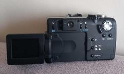 VİNTAGE JAPON ÜRETİMİ CANON POWER SHOT G1. DİJİTAL FOTOĞRAF MAKİNESİ.  DERİ KILIFLI.  TEST EDİLMEDİĞİ İÇİN ÇALIŞIP ÇALIŞMADIĞINI BİLMİYORUM. TÜM FONKSİYONLARI TEMİZ.  KOLEKSİYONLUK