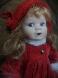 1990 DAMGALI PORSELEN BEBEK KIRMIZI ŞAPKALI GÜZEL KIZ YILBAŞI ELBİSELİ, AYAKKABILI