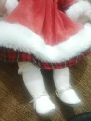 1990 DAMGALI PORSELEN BEBEK KIRMIZI ŞAPKALI GÜZEL KIZ YILBAŞI ELBİSELİ, AYAKKABILI