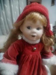 1990 DAMGALI PORSELEN BEBEK KIRMIZI ŞAPKALI GÜZEL KIZ YILBAŞI ELBİSELİ, AYAKKABILI