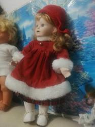 1990 DAMGALI PORSELEN BEBEK KIRMIZI ŞAPKALI GÜZEL KIZ YILBAŞI ELBİSELİ, AYAKKABILI