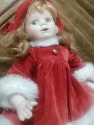 1990 DAMGALI PORSELEN BEBEK KIRMIZI ŞAPKALI GÜZEL KIZ YILBAŞI ELBİSELİ, AYAKKABILI