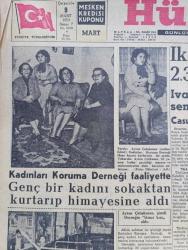 Hürriyet Gazetesi - Turkish Newspaper - 9 Mart 1955 - iki Rus casusu Ivan Adamidi ile Nikolay Antonof sabaha karşı 2.30'da Erzurum'da idam edildi - Londra büyükelçimiz Hikmet Baydur'un cenazesi Fotoğrafı - kadınları koruma derneği faaliyette genç bir kadını sokaktan kurtarıp himayelerini aldılar fotoğraf - Türklüğü tahkir iddiası ile Tevkif edilen doktor Horhoroni - Hıfzı Oğuz Nihat Erimi yeniden sözle düello'ya davet etti - Celal Bayar'ın Bağdat'ta 4. Günü - İzmir'de NATO karargahında çıkan yangın - grip medeniyeti tehdit ediyor - dünya gazeteleri ne diyor - Aşk arzusu çizen Faruk Geç - yetim yavrular filmi başrolde Eşref Kolaç Muhterem Nur İnci ve Taksim sinemasında - avare filmi Çemberlitaş ve yeni sinemada - kardeş kurşunu filmi başrolde Ayhan Işık Turan Seyfioğlu ferah sinemasında - Yunan aşk ilahesi Afrodit'i canlandıran Hilary Firmin Fotoğrafı - seyyar sirklerin kış çalışması Fotoğrafı - İstanbul Ankara Radyosu Programı - Gökler Hakimi Gordon karikatür - Fatoş karikatür