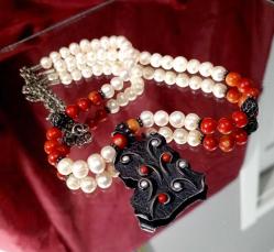 GÜMÜŞ UÇ'LU GÜMÜŞ APARAT'LI İNCİ KOLYE    KOLYE UCUNDA MERCAN DETAYLAR MEVCUT. DİKKAT ZİNCİR GÜMÜŞ DEĞİL