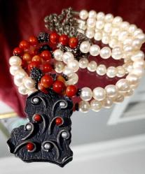 GÜMÜŞ UÇ'LU GÜMÜŞ APARAT'LI İNCİ KOLYE    KOLYE UCUNDA MERCAN DETAYLAR MEVCUT. DİKKAT ZİNCİR GÜMÜŞ DEĞİL