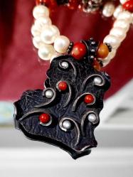 GÜMÜŞ UÇ'LU GÜMÜŞ APARAT'LI İNCİ KOLYE    KOLYE UCUNDA MERCAN DETAYLAR MEVCUT. DİKKAT ZİNCİR GÜMÜŞ DEĞİL