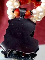 GÜMÜŞ UÇ'LU GÜMÜŞ APARAT'LI İNCİ KOLYE    KOLYE UCUNDA MERCAN DETAYLAR MEVCUT. DİKKAT ZİNCİR GÜMÜŞ DEĞİL