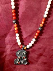 GÜMÜŞ UÇ'LU GÜMÜŞ APARAT'LI İNCİ KOLYE    KOLYE UCUNDA MERCAN DETAYLAR MEVCUT. DİKKAT ZİNCİR GÜMÜŞ DEĞİL