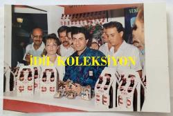 COŞKUN SABAH'IN ORİJİNAL FOTOĞRAFI - 15 x 11,5 cm EBADINDA - COŞKUN SABAH, VENÜS BİRA BAHÇESİ FUARINDA KASETLERİNİ İMZALARKEN ÇEKİLMİŞ ÇOK NET KALİTEDE BİR FOTOĞRAF. BİMPAŞ GENEL MÜDÜRÜ AYDIN POSTACIOĞLU AYNI KAREDE