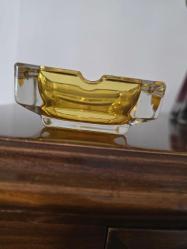 Vintage Mid-Century Modern (Orta Yüzyıl Modern) tarzı, sarı/kehribar (amber) renkli, kare şeklinde ve dört sigara/puro dayama yuvalı kalın cam bir küllük