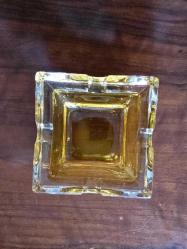 Vintage Mid-Century Modern (Orta Yüzyıl Modern) tarzı, sarı/kehribar (amber) renkli, kare şeklinde ve dört sigara/puro dayama yuvalı kalın cam bir küllük