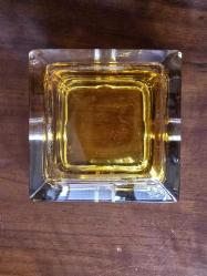 Vintage Mid-Century Modern (Orta Yüzyıl Modern) tarzı, sarı/kehribar (amber) renkli, kare şeklinde ve dört sigara/puro dayama yuvalı kalın cam bir küllük