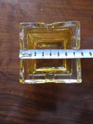 Vintage Mid-Century Modern (Orta Yüzyıl Modern) tarzı, sarı/kehribar (amber) renkli, kare şeklinde ve dört sigara/puro dayama yuvalı kalın cam bir küllük