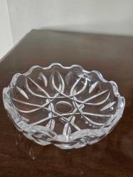 Vintage kesme (kristal görünümlü) camdan yapılmış, kenarları dalgalı, yıldız ve yaprak benzeri geometrik desenlere sahip küçük kase (çerezlik/mezelik)