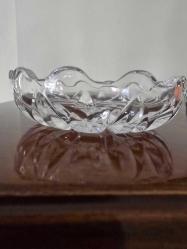 Vintage kesme (kristal görünümlü) camdan yapılmış, kenarları dalgalı, yıldız ve yaprak benzeri geometrik desenlere sahip küçük kase (çerezlik/mezelik)