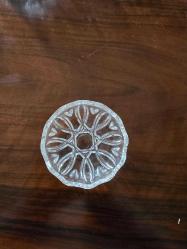 Vintage kesme (kristal görünümlü) camdan yapılmış, kenarları dalgalı, yıldız ve yaprak benzeri geometrik desenlere sahip küçük kase (çerezlik/mezelik)