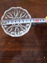 Vintage kesme (kristal görünümlü) camdan yapılmış, kenarları dalgalı, yıldız ve yaprak benzeri geometrik desenlere sahip küçük kase (çerezlik/mezelik)