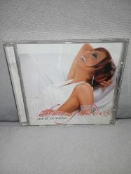 Cd Ebru Gündeş bize de bu yakışır albümü. Orijinal 2004 baskı. Dinlemeyi etkilemeyen çizikler var sorunsuz çalışıyor