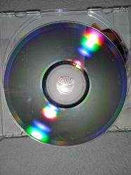 Cd Ebru Gündeş bize de bu yakışır albümü. Orijinal 2004 baskı. Dinlemeyi etkilemeyen çizikler var sorunsuz çalışıyor