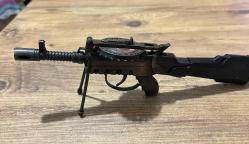 EAGLE 55 Lewis Tarzı Mini Obje Tarihi WWI Lewis Gun'dan esinlenilmiş metalik model. Üzerinde EAGLE 55 yazısı bulunur. Dekoratif veya hediyelik amaçlı Boy 30 cm