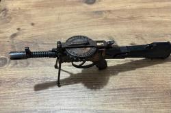 EAGLE 55 Lewis Tarzı Mini Obje Tarihi WWI Lewis Gun'dan esinlenilmiş metalik model. Üzerinde EAGLE 55 yazısı bulunur. Dekoratif veya hediyelik amaçlı Boy 30 cm