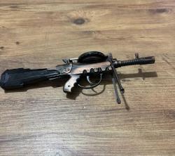 EAGLE 55 Lewis Tarzı Mini Obje Tarihi WWI Lewis Gun'dan esinlenilmiş metalik model. Üzerinde EAGLE 55 yazısı bulunur. Dekoratif veya hediyelik amaçlı Boy 30 cm