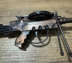 EAGLE 55 Lewis Tarzı Mini Obje Tarihi WWI Lewis Gun'dan esinlenilmiş metalik model. Üzerinde EAGLE 55 yazısı bulunur. Dekoratif veya hediyelik amaçlı Boy 30 cm