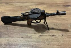 EAGLE 55 Lewis Tarzı Mini Obje Tarihi WWI Lewis Gun'dan esinlenilmiş metalik model. Üzerinde EAGLE 55 yazısı bulunur. Dekoratif veya hediyelik amaçlı Boy 30 cm