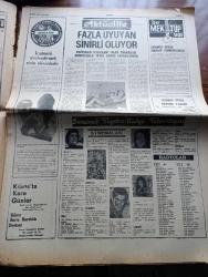 Ankara Gazetesi - Turkish Newspaper - 9 Eylül 1976 - Günün meselesi Türklere karşı sinir harbi - Yeşilköy havalimanını hamam böcekleri işgal etmiş - köpeğin doğum günü partisi yazan Aysun Devrilmez - Karaköy meydanı'na yeni trafik tatbik edilecek - sağ sol çatışmaları yeniden başladı gündüzköy ortaokulu müdürü Mustafa Çelik sabaha karşı kurşunlandı - Alman kızları Türk erkekleri için kuyrukta Fotoğrafı - anıtlaşan yapılarımız Küçük Ayasofya Camii yazan Aysel Okan - Duru Turizm - Elitur Turizm - Taşlık gazinosunda Nigar Uluerer İzzet Günay Nükhet Duru Ahmet Sezgin - dostlar gazinosu'nda Sevgi Akın Ali Han Gönül Önder - Luna Parkta Neşe Karaböcek Gökben İzzet Altınmeşe Ayhan Işık - sevimli Frankenstein Tan sinemasında - Seninle İlk defa filmi kent sinemasında - Batsın Bu Dünya filmi Hakan sinemasında  - TRT radyo programı - ayrılık türküsü şiiri Yazan İsmet K. Bayburt - Şevket Bulut'un hikayeleri üzerine yazan Hasan Şahmaranoğlu - Saksı ve çiçek şiiri yazan Muzaffer Demircioğlu