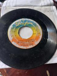 Muzaffer  Akgün Dostun bahçesine bülbüller konmuş