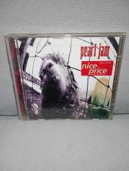 Cd Pearl jam VS. Orijinal. Avusturya baskı. Kapak ve kartonet hasarlı. Bu duruma göre alım yapınız. Cd kapağı kırık ve kapanmıyor. Ön, arka kartonet hem cd kabına hem de birbirine yapışık. Dinlemeyi etkilemeyen çizikler var sorunsuz çalışıyor. Fiyata yansıtıldı.