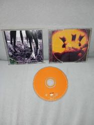 Cd Pearl jam VS. Orijinal. Avusturya baskı. Kapak ve kartonet hasarlı. Bu duruma göre alım yapınız. Cd kapağı kırık ve kapanmıyor. Ön, arka kartonet hem cd kabına hem de birbirine yapışık. Dinlemeyi etkilemeyen çizikler var sorunsuz çalışıyor. Fiyata yansıtıldı.
