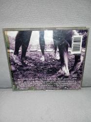 Cd Pearl jam VS. Orijinal. Avusturya baskı. Kapak ve kartonet hasarlı. Bu duruma göre alım yapınız. Cd kapağı kırık ve kapanmıyor. Ön, arka kartonet hem cd kabına hem de birbirine yapışık. Dinlemeyi etkilemeyen çizikler var sorunsuz çalışıyor. Fiyata yansıtıldı.