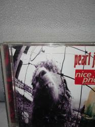 Cd Pearl jam VS. Orijinal. Avusturya baskı. Kapak ve kartonet hasarlı. Bu duruma göre alım yapınız. Cd kapağı kırık ve kapanmıyor. Ön, arka kartonet hem cd kabına hem de birbirine yapışık. Dinlemeyi etkilemeyen çizikler var sorunsuz çalışıyor. Fiyata yansıtıldı.