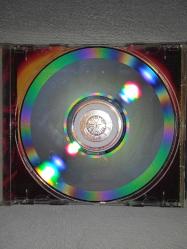 Cd Pearl jam VS. Orijinal. Avusturya baskı. Kapak ve kartonet hasarlı. Bu duruma göre alım yapınız. Cd kapağı kırık ve kapanmıyor. Ön, arka kartonet hem cd kabına hem de birbirine yapışık. Dinlemeyi etkilemeyen çizikler var sorunsuz çalışıyor. Fiyata yansıtıldı.