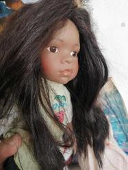 41 cm DAMGALI SİYAHİ PORSELEN BEBEK, UZUN SAÇLI KARAKTER ÇOK GÜZEL