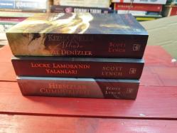 CENTİLMEN PİÇ ÜÇLEMESİ (LOCKE LAMORA'NIN YALANLARI-KIZIL GÖKLER ALTINDA KIZIL DENİZLER-HIRSIZLAR CUMHURİYETİ) 3 KİTAP TAKIM