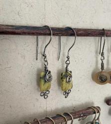 El İşçiliği Gümüş Sarı Serpantin (Serpentine) Küpe