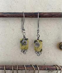 El İşçiliği Gümüş Sarı Serpantin (Serpentine) Küpe